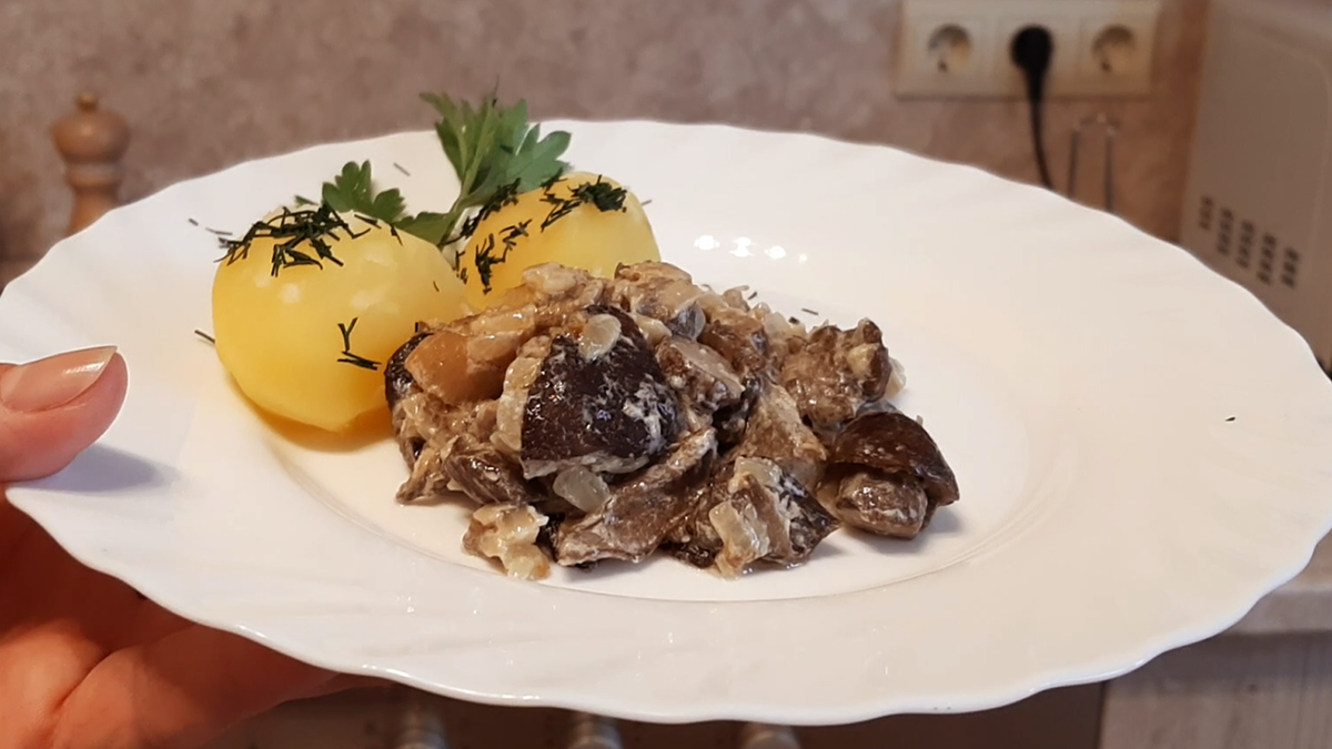 Простая, но гармоничная подача готового блюда.