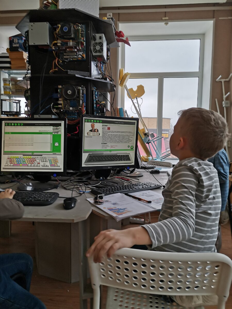 Учится печатать вслепую