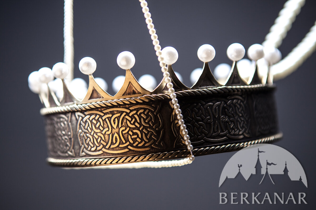 Приближенная копия короны виконта Средневековой Англии.