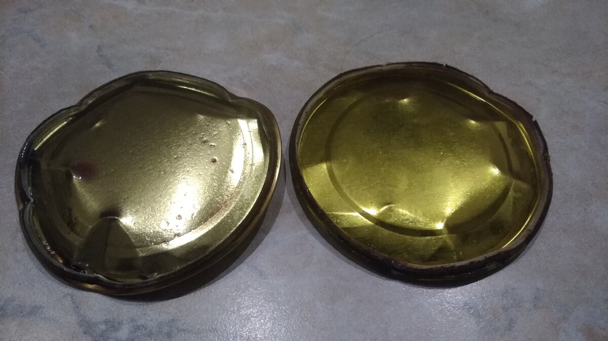 Даже спустя год после закатывания внутренняя поверхность крышек не должна иметь следов коррозии.