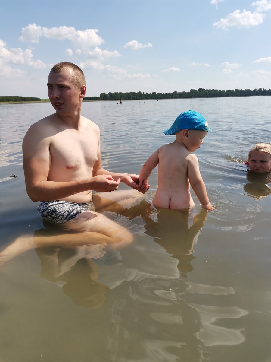 А на берегу целебная грязь которой люди мажутся и лежат на солнце, единственный минус этого озера в том что там нельзя нырять, ну это понято почему, вода же солёная и если она попадёт в глаза будет сильно щипать, ещё одна фишка в том что при заходе в это озеро тело начинает щипать, это потому что у каждого есть маленькие царапины на теле и когда в них попадает солёная вода их начинает щипать. 