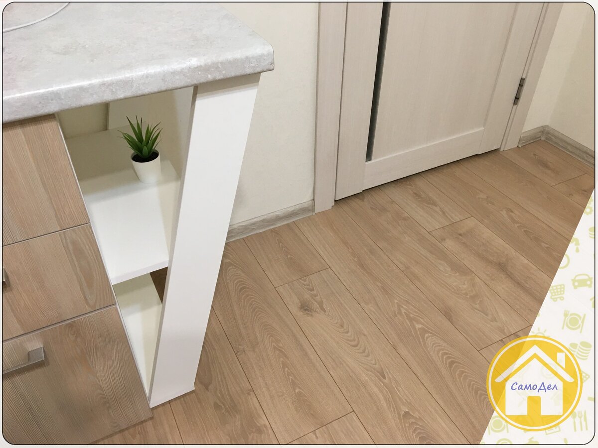 Кухонный гарнитур с оформлением края в виде полочек