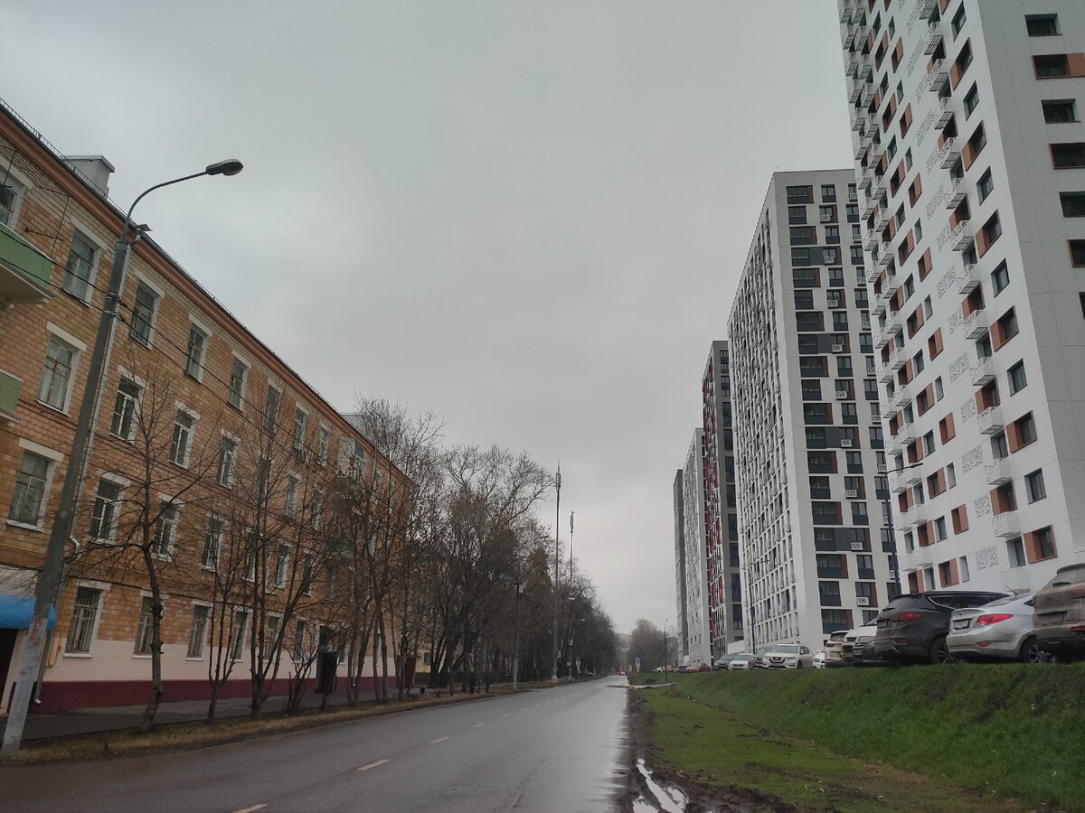 Слева старая застройка бывшего города Бабушкин, слева новые высотные дома на месте стадиона Красная стрела. Фото Артюхов Д.