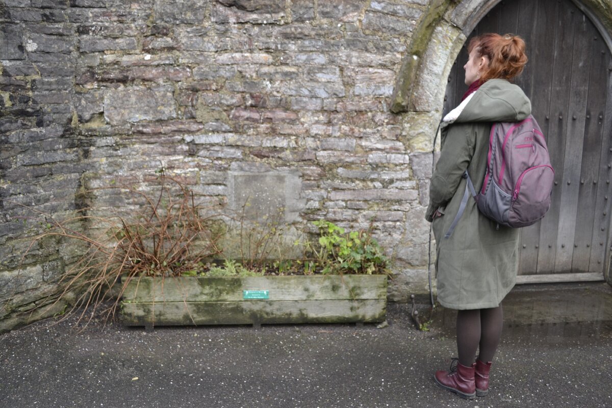 Эпитафия на стене церкви