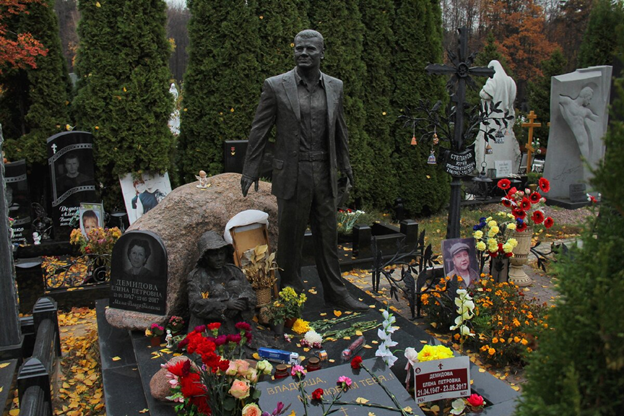 Третья часть виртуальной экскурсии по некрополю Троекурово, где похоронены многие знаменитые советские и российские актеры, радовавшие нас своей замечательной игрой в кино и на сцене.-5