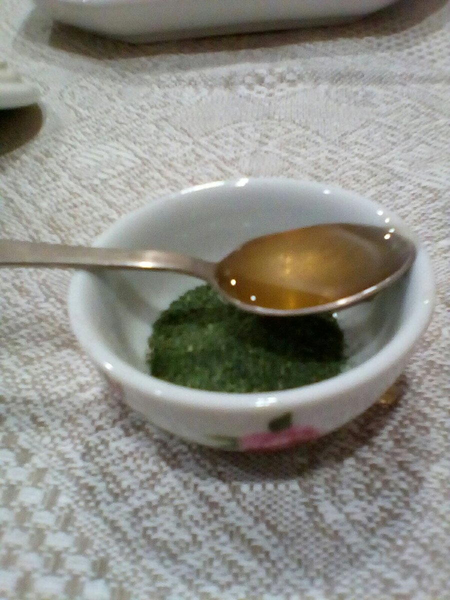 Фото автора. Крапивный порошок и мед.