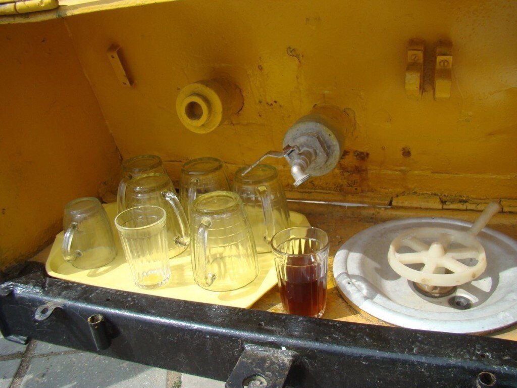 Мойка стаканов на бочке с квасом в СССР.