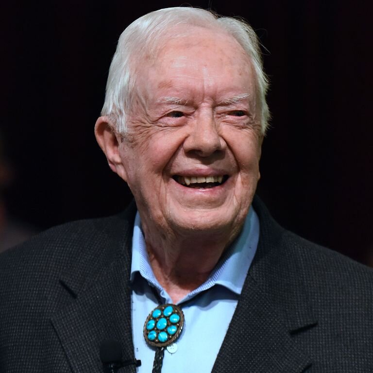 96-летний Джимми Картер сегодня. Бодрый старик давно ушёл из политики. Он преподаёт в воскресной школе шт. Джорджия и с юмором заявляет по поводу давнишнего рака: "Я легко переношу смерть"