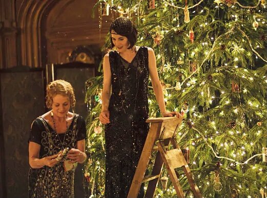 Сцена с рождественской ёлкой из сериала «Аббатство Даунтон». Yandex.ru