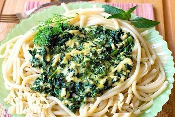Паста со шпинатом высоцкая. Паста с вялеными томатами и песто. Спагетти со шпинатом. Pasta with spinach. Паста авалакта со шпинатом.