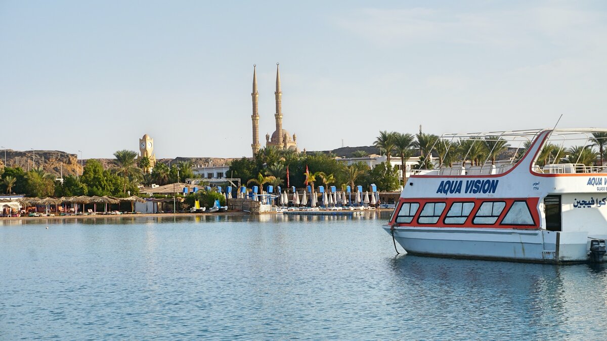 Бухта Шарм-эль-Майя. На горизонте красива мечеть Эль-Сахаба.