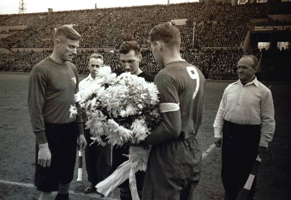 24 октября 1948 года Кубок СССР. Финал. «Спартак» 0:3 ЦДКА. Капитаны команд Василий Соколов и Григорий Федотов перед матчем / footballinussr.fmbb.ru