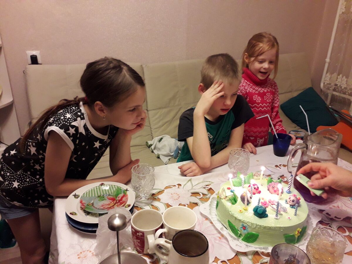 Дети загадывают желание. В пока ещё родительской квартире.
