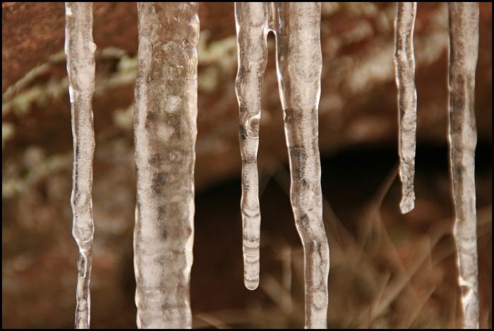 Сосульки могут стать причиной серьезной травмы