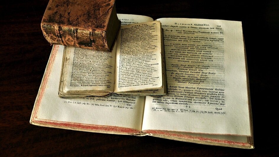 Старинные книги разных размеров. За фото и информацию для статьи спасибо veryimportantlot.com, культурному порталу и аукционной площадке для предметов искусства