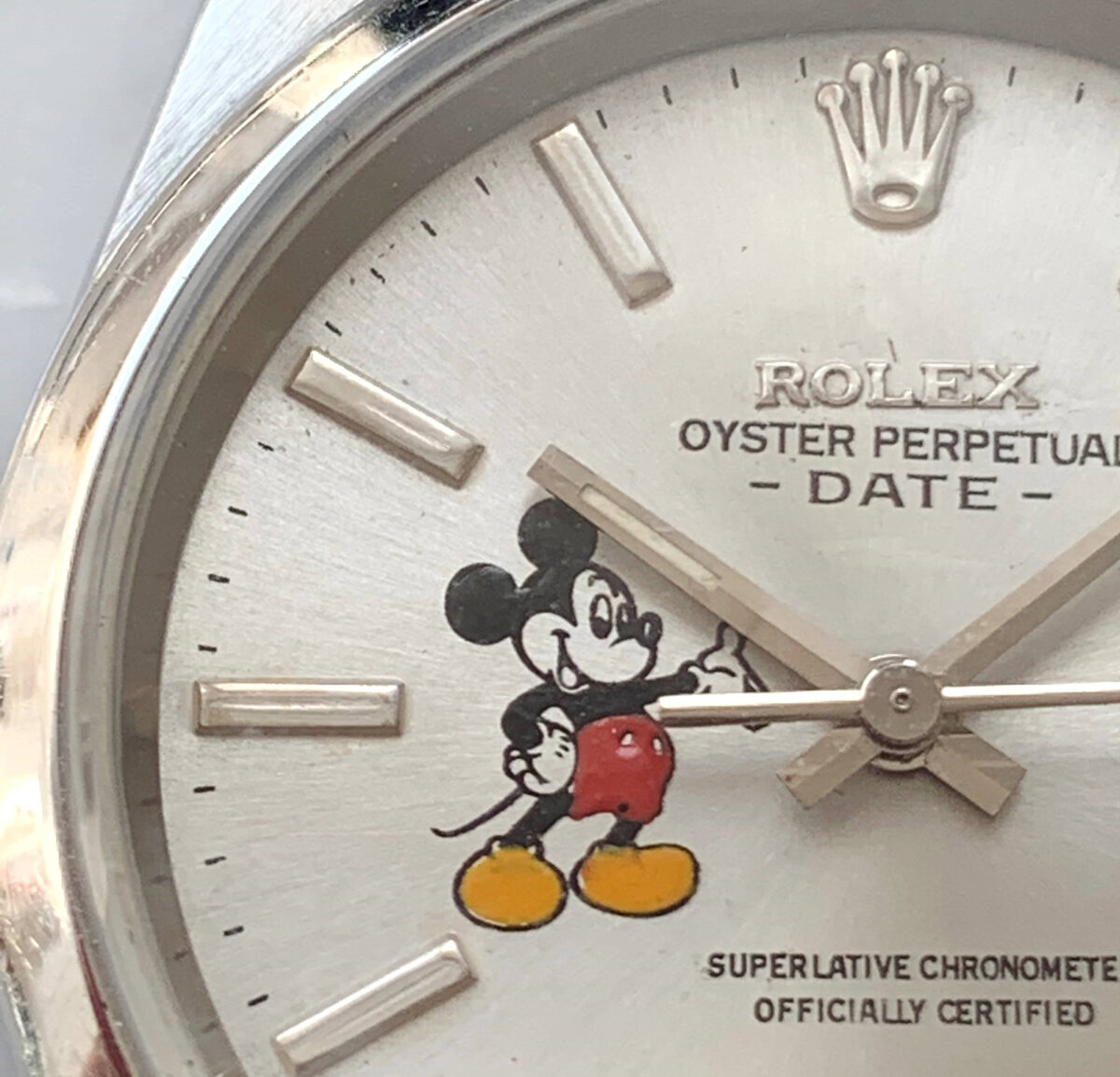 Часі Rolex Oysterdate, фотография взята с сайта https://www.vintage-portfolio.com/shop/rolex/rolex-datejust/tolle-rolex-date-automatik-mit-mickey-mouse-ziffernblatt-2/