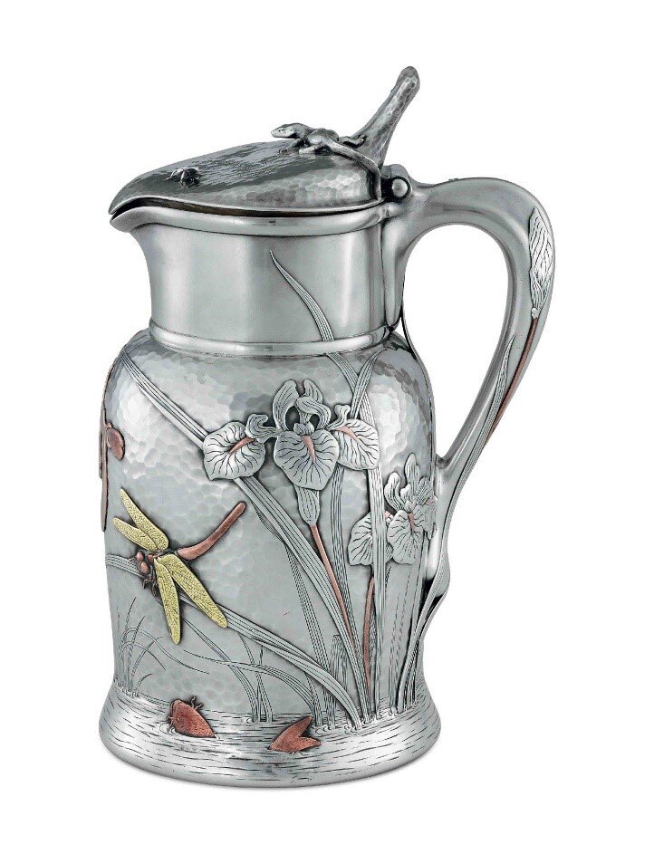 Серебряный кувшин для воды с изображением пруда с водяными ирисами, Tiffany & Co, около 1880 г., частная коллекция