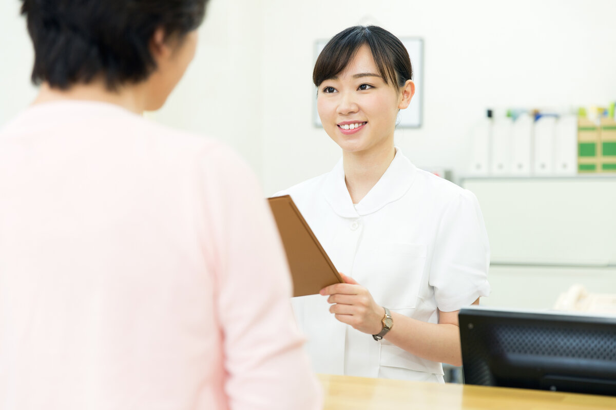 Лечение в клинике вижу. Пациент на ресепшне больницы. Receptionist in Hospital. Girl Clinic Reception. Korean Hospital Reception.
