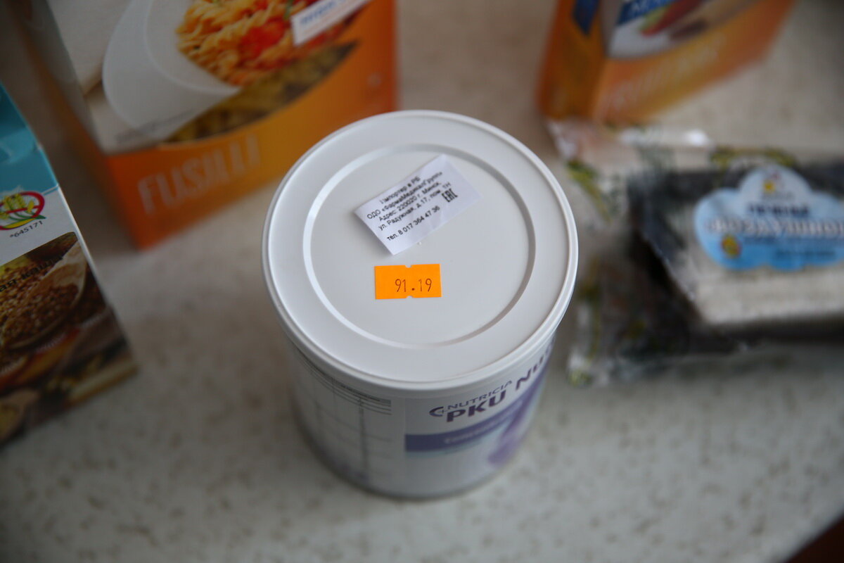 Для новорожденных, детей младшего и старшего школьного возраста, а также в качестве поддерживающего питания для взрослых больных фенилкетонурией разрабатываются специальные безбелковые смеси, главным компонентом которых являются аминокислоты. В обычной жизни мы их получаем из продуктов, содержащих белки. Больной же организм синтезировать аминокислоты не в состоянии, а потому источник жизни для людей с ФКУ в прямом смысле находится в железной банке со специальным питанием. 