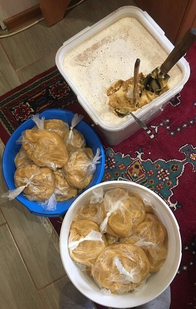 ПАКЕТЫ ПРОКОЛОТЬ ГВОЗДИКОМ. ПОЛОЖИТЬ В УЛЕЙ ПОВЕРХ РАМОК