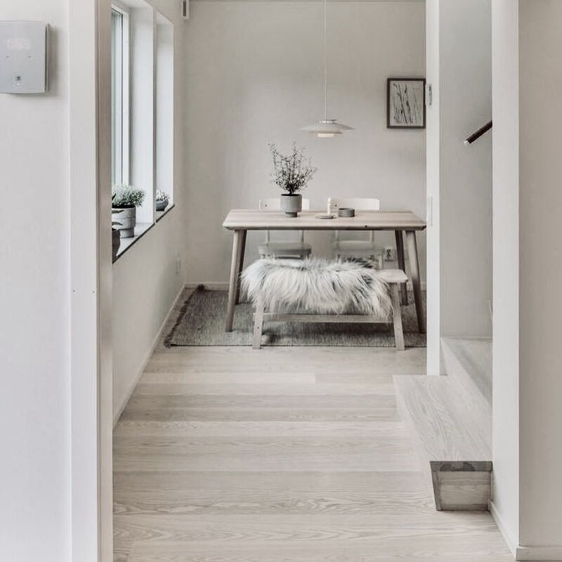 Светлый ламинат на балконе