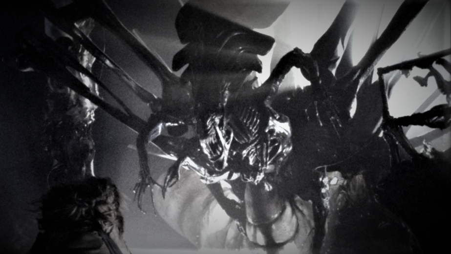 Демонстрация прозрачности зубов королевы.