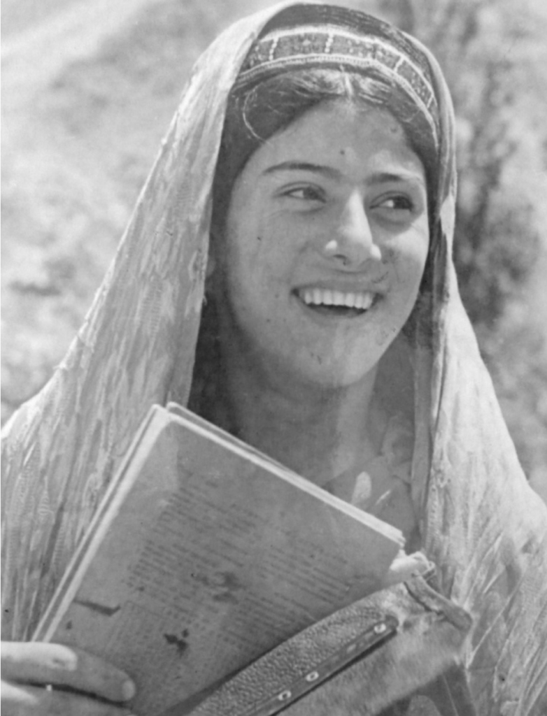 Секретарь комсомольской организации, ученица 10-го класса школы им. Лахути Тахмина Раджабова, Таджикская ССР, Варзобский р-он, 1932 год 