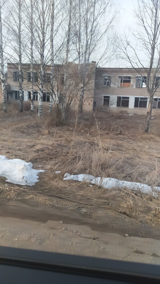 Здание стоит на самой кромке дороги, подход к нему хороший. 