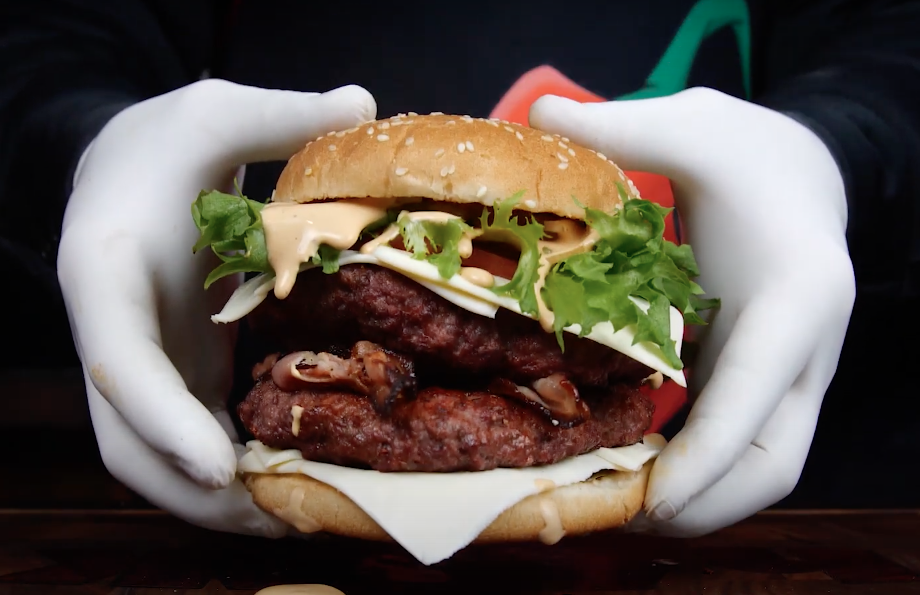 Жгучий Жгуч приготовил для братьев Табаскиных огненную версию легендарного бургера добавив немного перчёности к классическому вкусу. 
