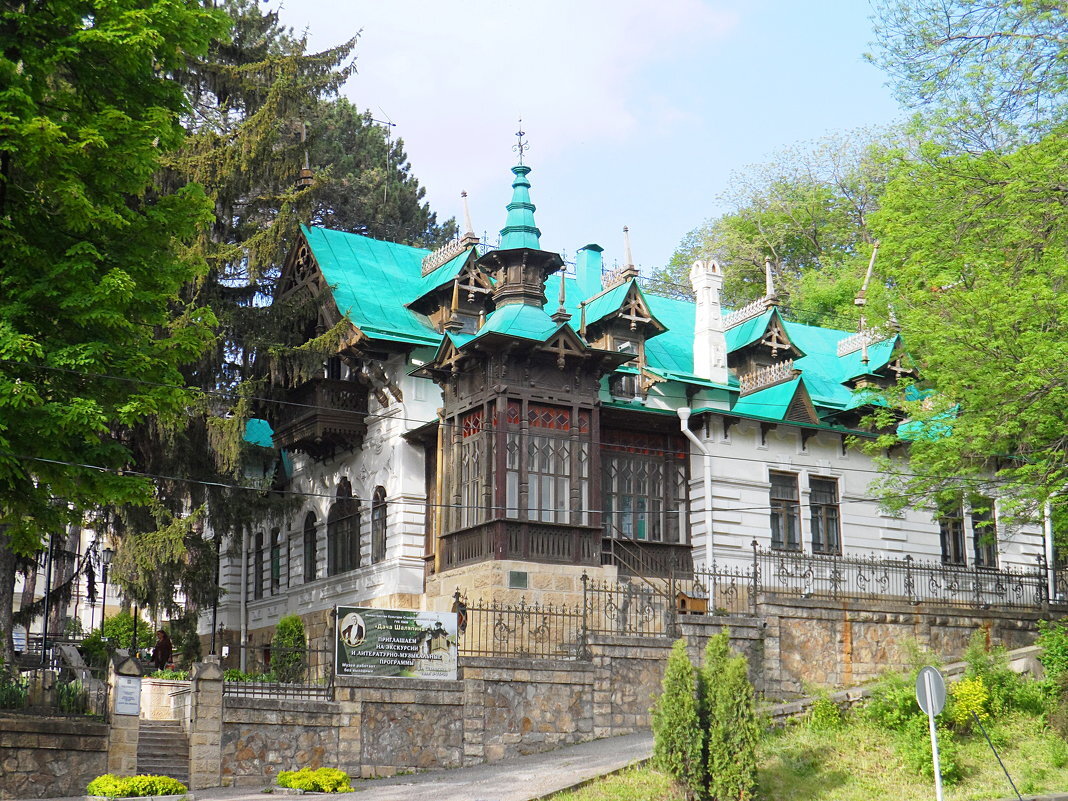 Литературно-музыкальный музей "Дача Шаляпина". Здесь Федор Иванович жил в период между двумя революциями -  в июле-сентябре 1917 года 