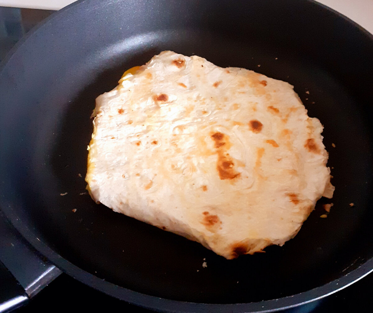 Трубочки из лаваша с сыром и яйцом жареные на сковороде рецепт с фото пошагово