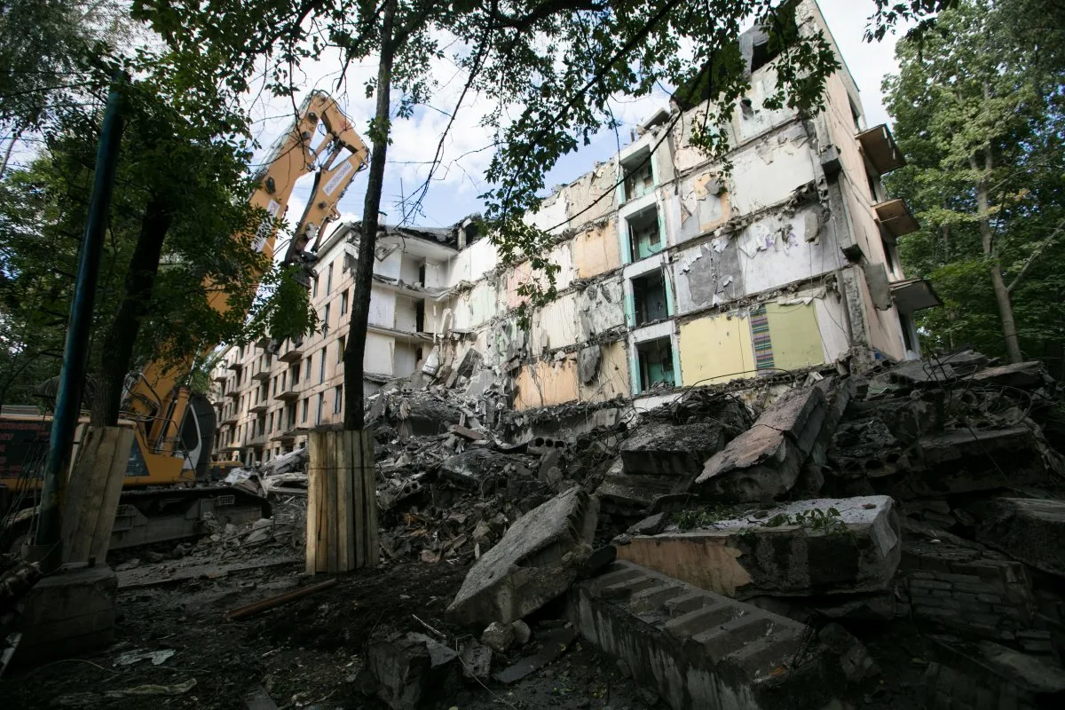 Демонтаж аварийного здания. Аварийный дом. Сносят дом в москве. Аварийное жилье подлежащее сносу. Расселения аварийного жилья арзамасе.