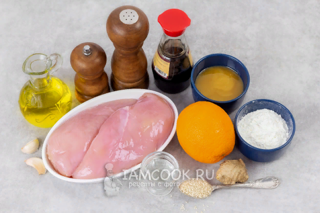 Ингредиенты для приготовления курицы в апельсиновом соке - перед вами. Очистите корень имбиря и чеснок.