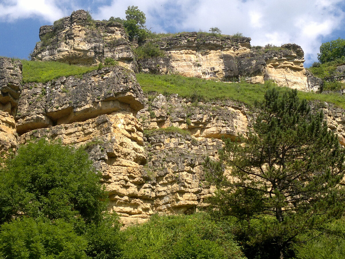 Скала в Аликоновском ущелье