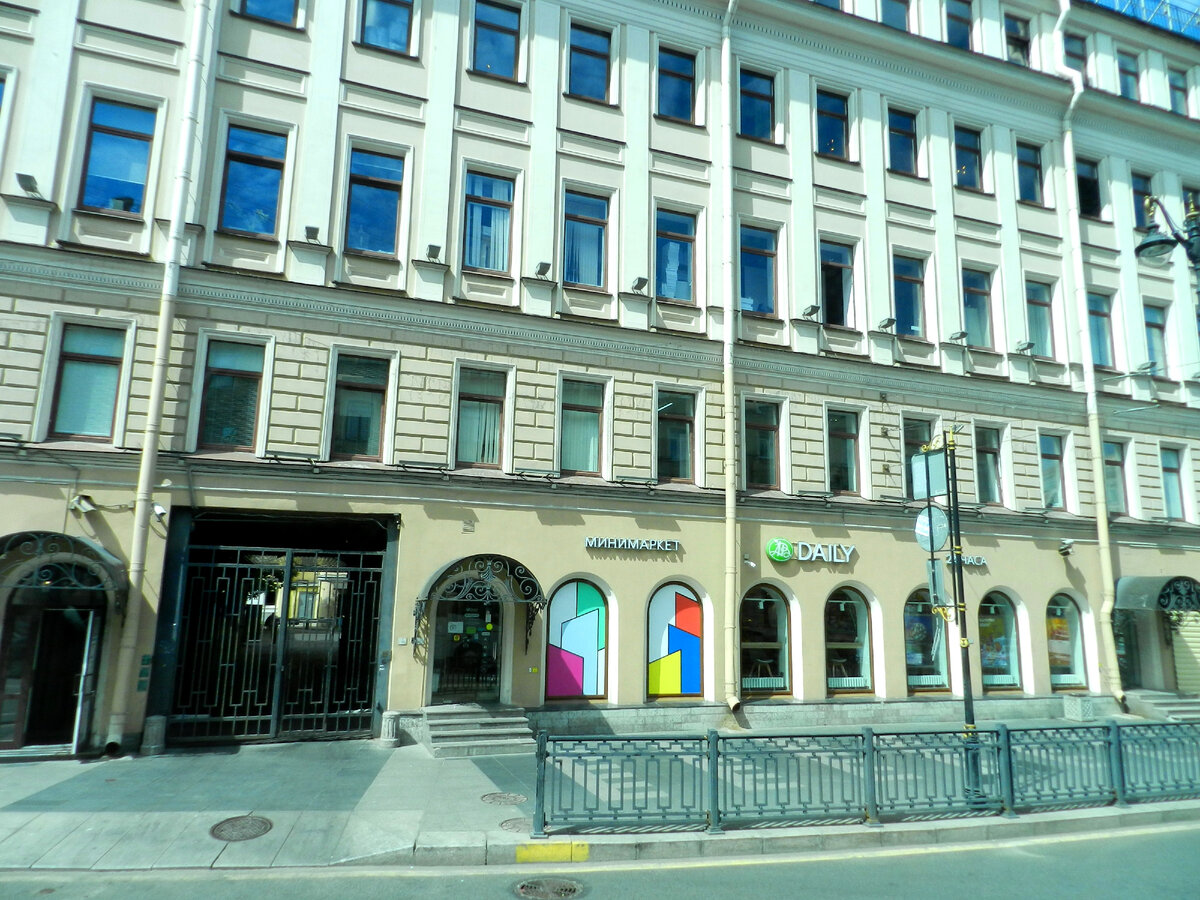 Даже в жаркие дни водосточная система Петербурга в порядке.