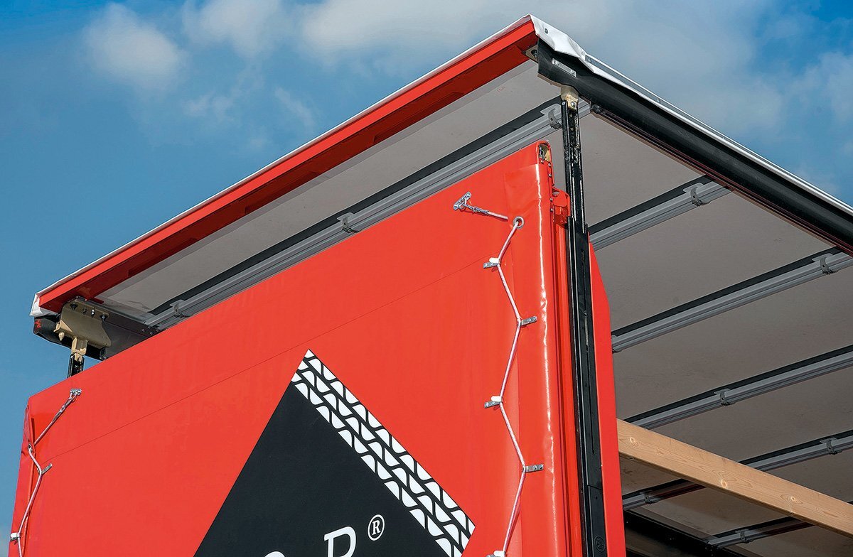 Для удобства загрузки полуприцепа погрузчиком у него можно приподнимать крышу. Так поступают многие, в частности Wielton и Kogel.