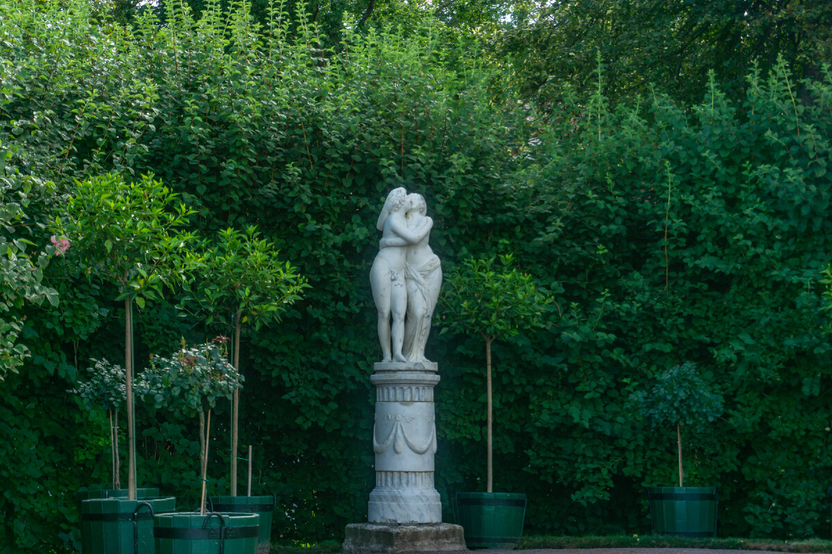 «Амур и Психея» копия с оригинала А. Кановы (Китайский садик)