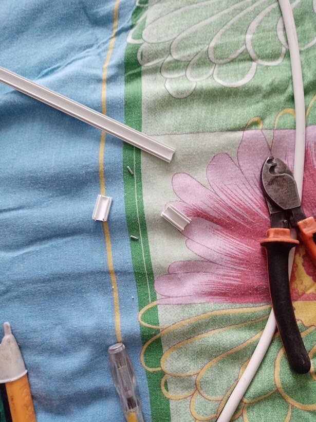 Небольшие отрезки от крышки кабельного канала