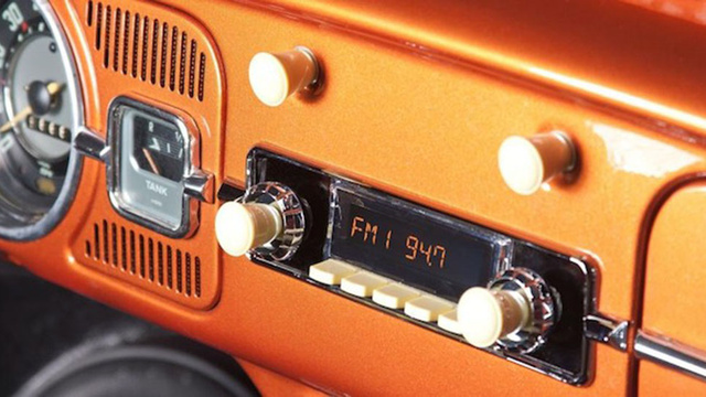 Для многих автолюбителей альтернативой служат аудиокниги. Ведь в настоящее время на аудионосителе можно приобрести любую и самую разную литературу. Но, как выясняется, слушать за рулем романы, повести, рассказы и лекции — не лучший вариант, потому что в этом случае придется сосредоточится либо на ситуации на дороге, либо на содержании книги.