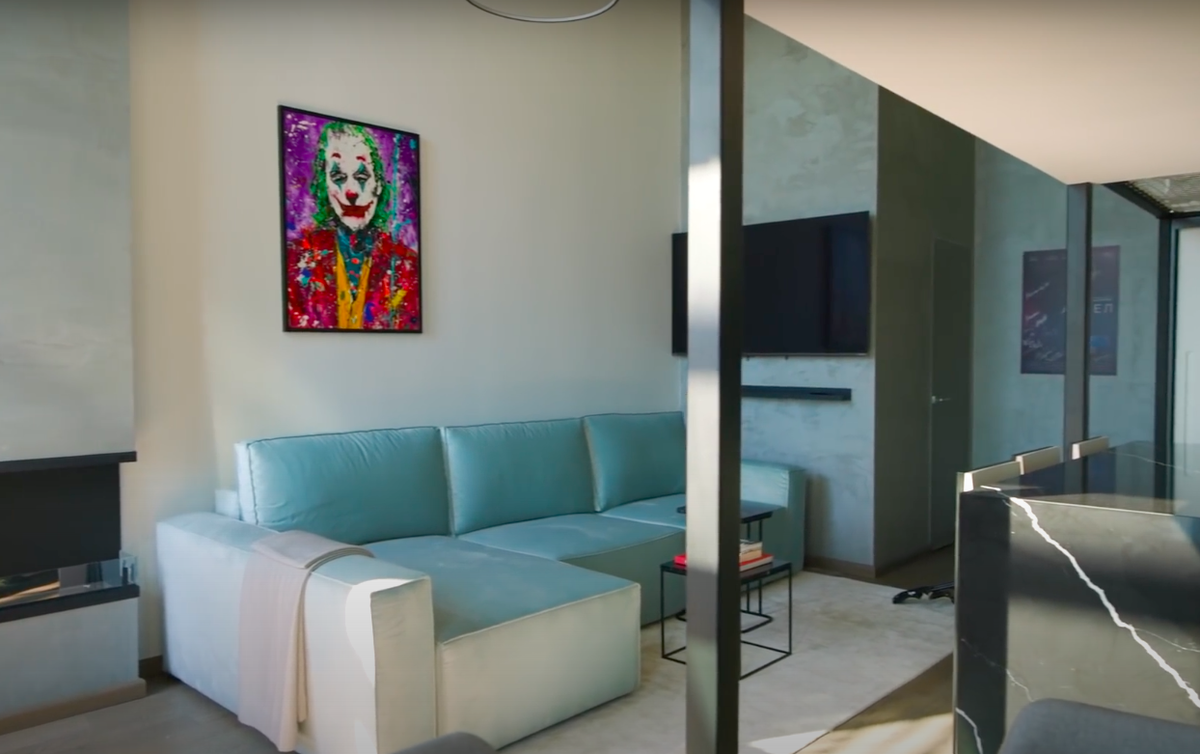 Гостиная, в которой можно смотреть телевизор, одновременно общаясь с друзьями, которые обычно собираются около островка на кухне