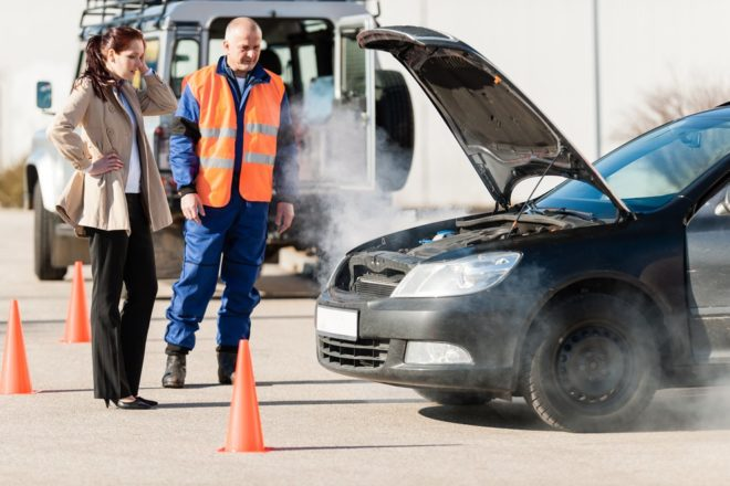 Дым из под капота и запах в салоне автомобиля