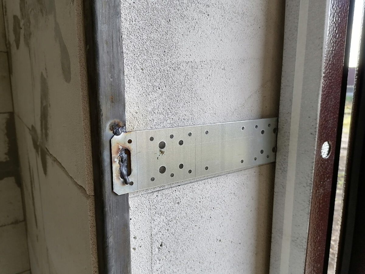 Как правильно установить входную дверь в стене из газобетона, если .