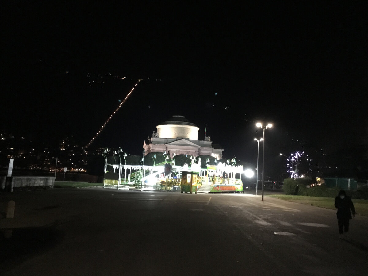 Детские карусели установили на время каникул. За каруселями расположен музей Алессандро Вольта. На фото ниже фасад музея.