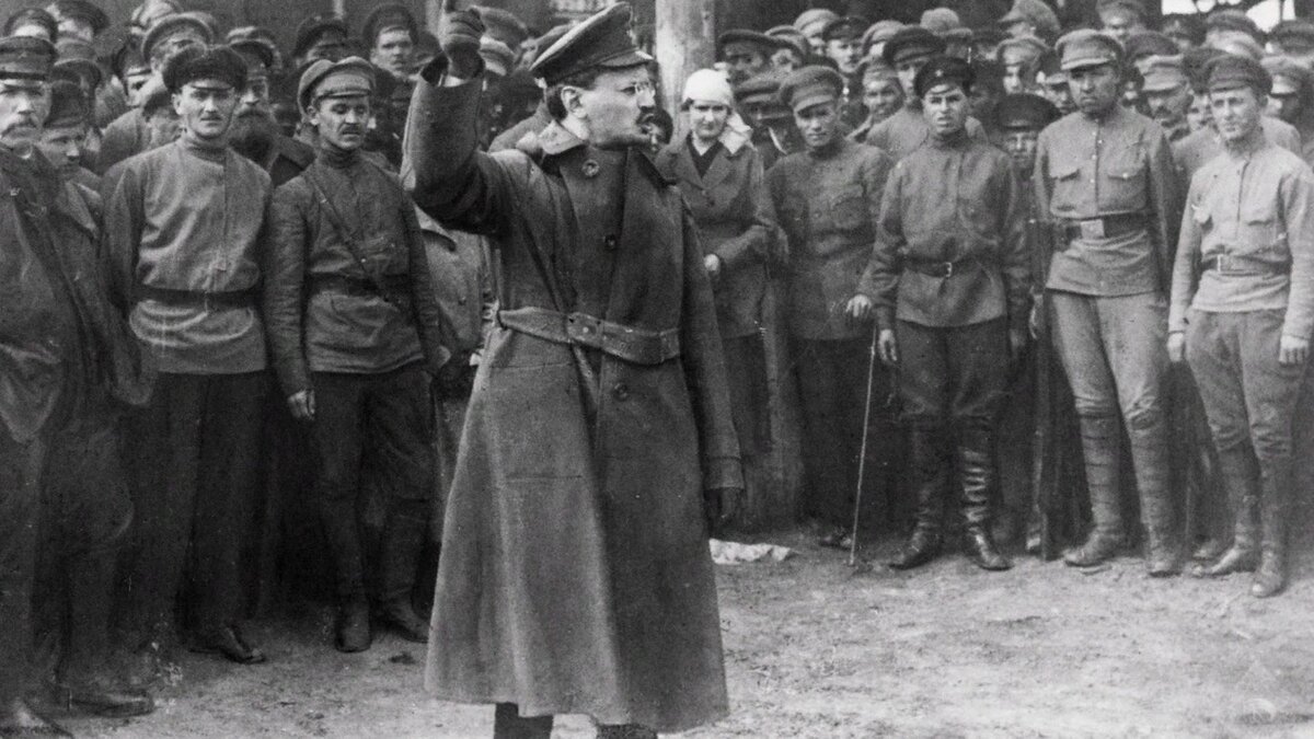Л.Троцкий выступает перед солдатами. 