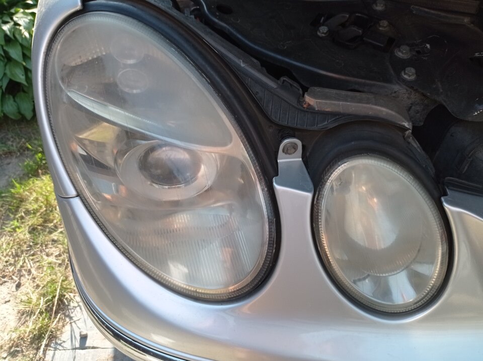 Фары Мерседеса w211, после внешней полировки фары внешне близки к новым