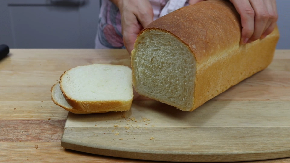 Почему у хлеба корочка. Хлеб кирпичик. Хлебная корочка. Корка хлеба. Домашний хлеб кирпичиком.
