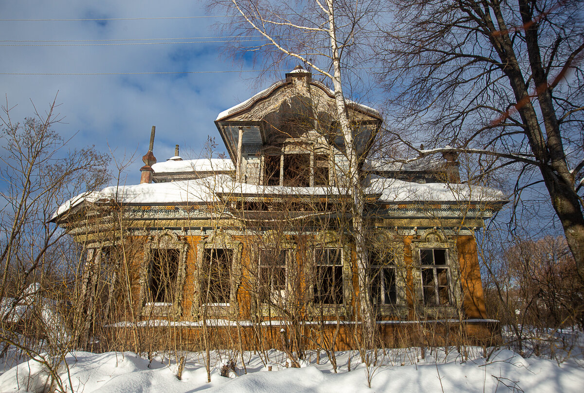 Заброшенный "теремок с двуглавыми орлами" - дом Смирнова. Дуденцы, Калининский район Тверской области. Фото автора статьи (ещё 1 фото)