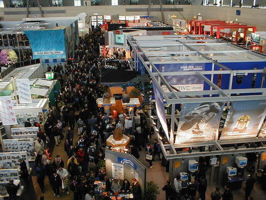 На снимке: Один из выставочных залов легендарной компьютерной выставки CEBIT. Снимок 2000-го года. Примерно здесь и примерно в это время произошли описанные в этой истории события.  (Источник фотографии: Википедия).
