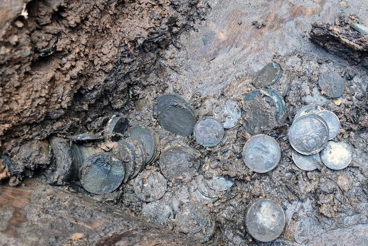 Археологи кладах. Археологический клад Астрахань. Раскопки монет. Клад серебряных монет. Монеты найденные археологами.