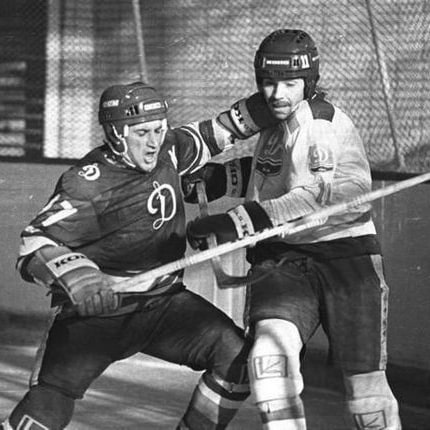 Зинэтула Билялетдинов и Олег Знарок борются за шайбу